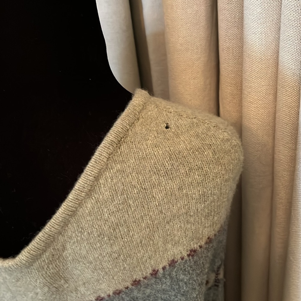 Wool poncho - Picture 4 of 5